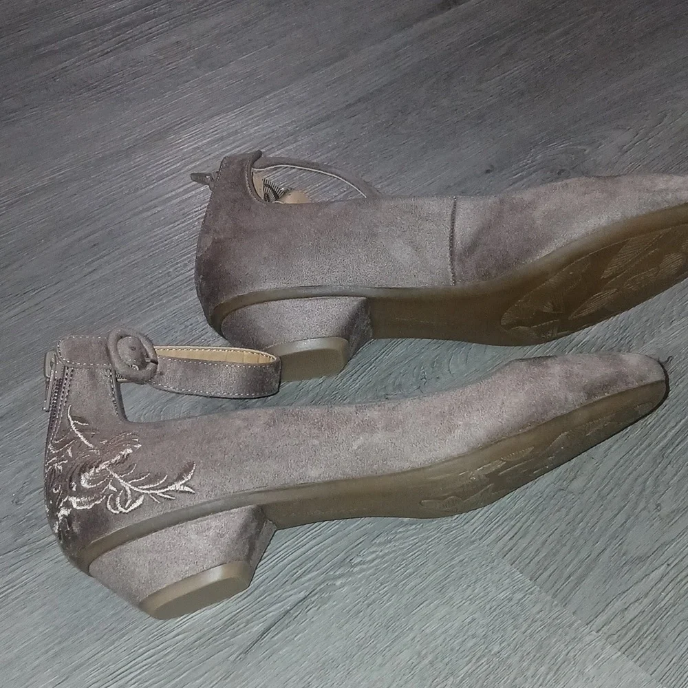 Comfortview Pixie tan ankle strap heels with embroidery on side Sz 10WW NWOT